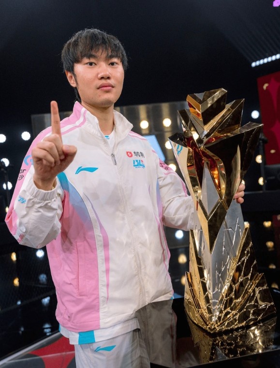 LOL官推分享Knight赛后照片：黄金左手再添一座国际赛事冠军奖杯